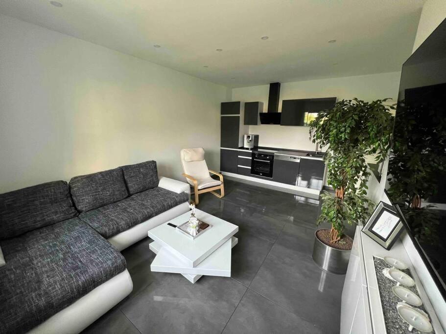 Schoenes 2 Zimmer Apartment An Der Stadt Grenze Mit Klimaanlage Blankenfelde-Mahlow Exterior photo